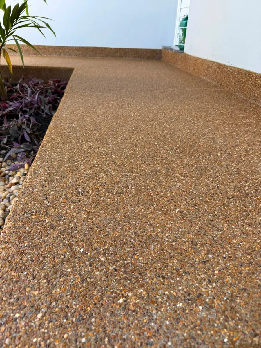 Ampla área externa em Fulget âmbar contornando o jardim