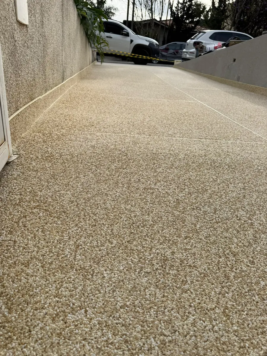 Estacionamento coberto com piso de Fulget bege