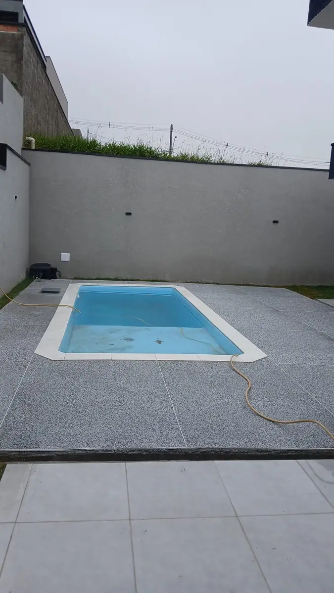 Área de lazer com piscina e piso de Fulget antiderrapante