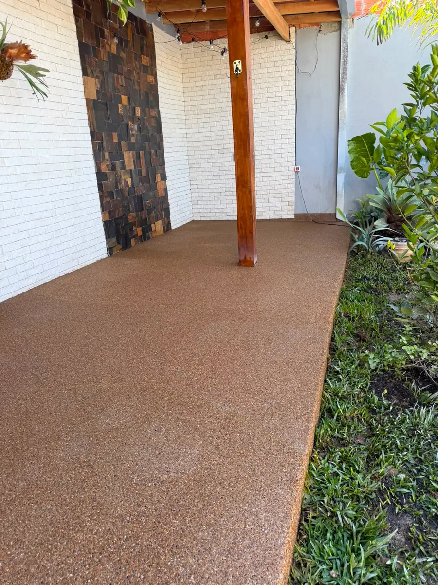 Varanda com pergolado de madeira e piso de Fulget terracota