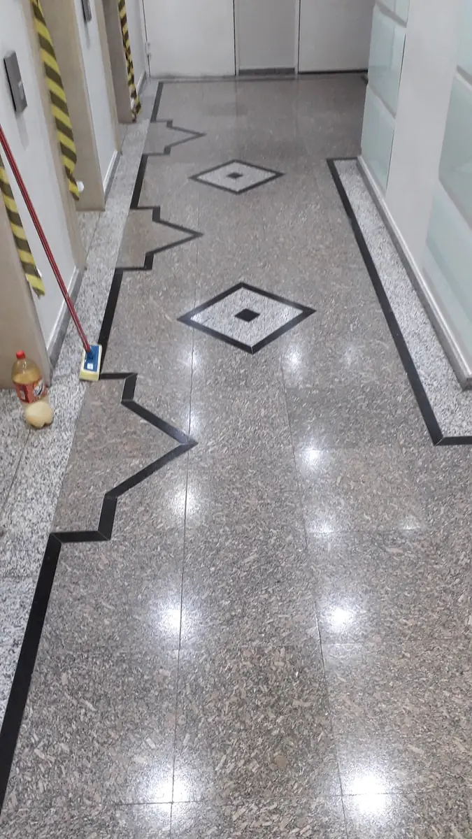 Corredor com Granilite polido e desenho geométrico embutido no piso