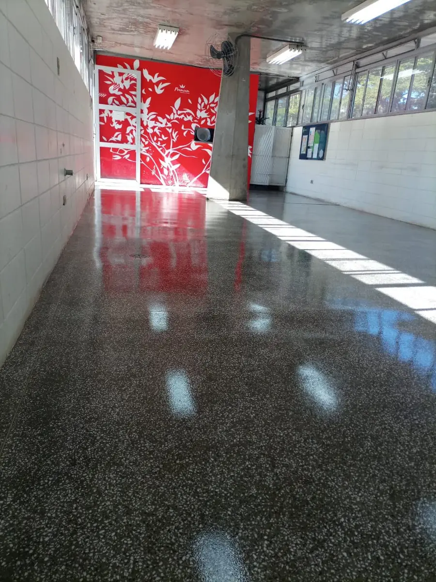 Corredor escolar com piso de Granilite polido de alto tráfego