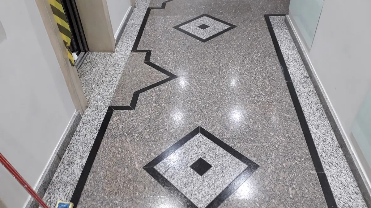 Detalhe de Granilite com desenho em losango e juntas pretas