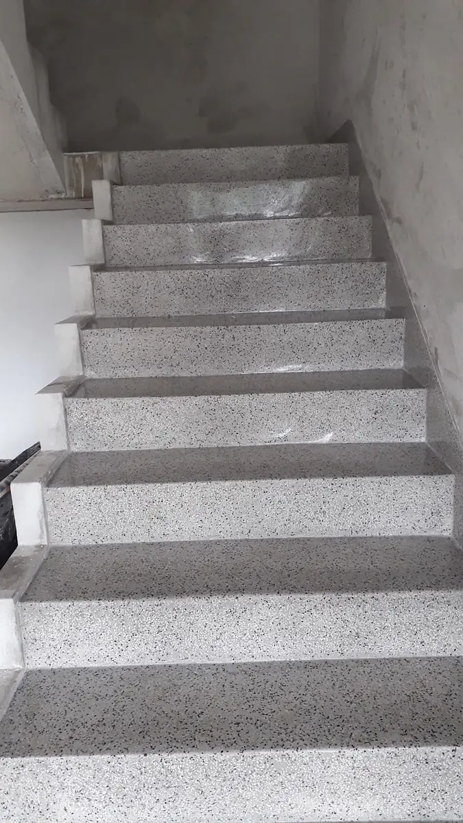 Escada em Granilite polido cinza