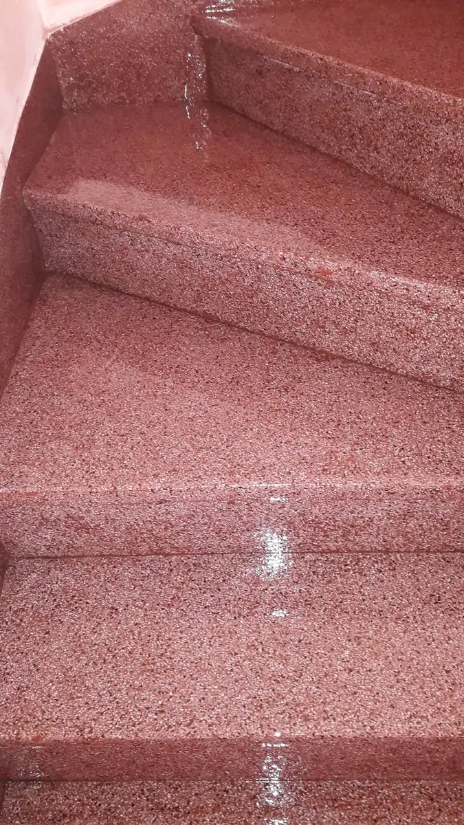 Escada com degraus em Granilite vermelho polido