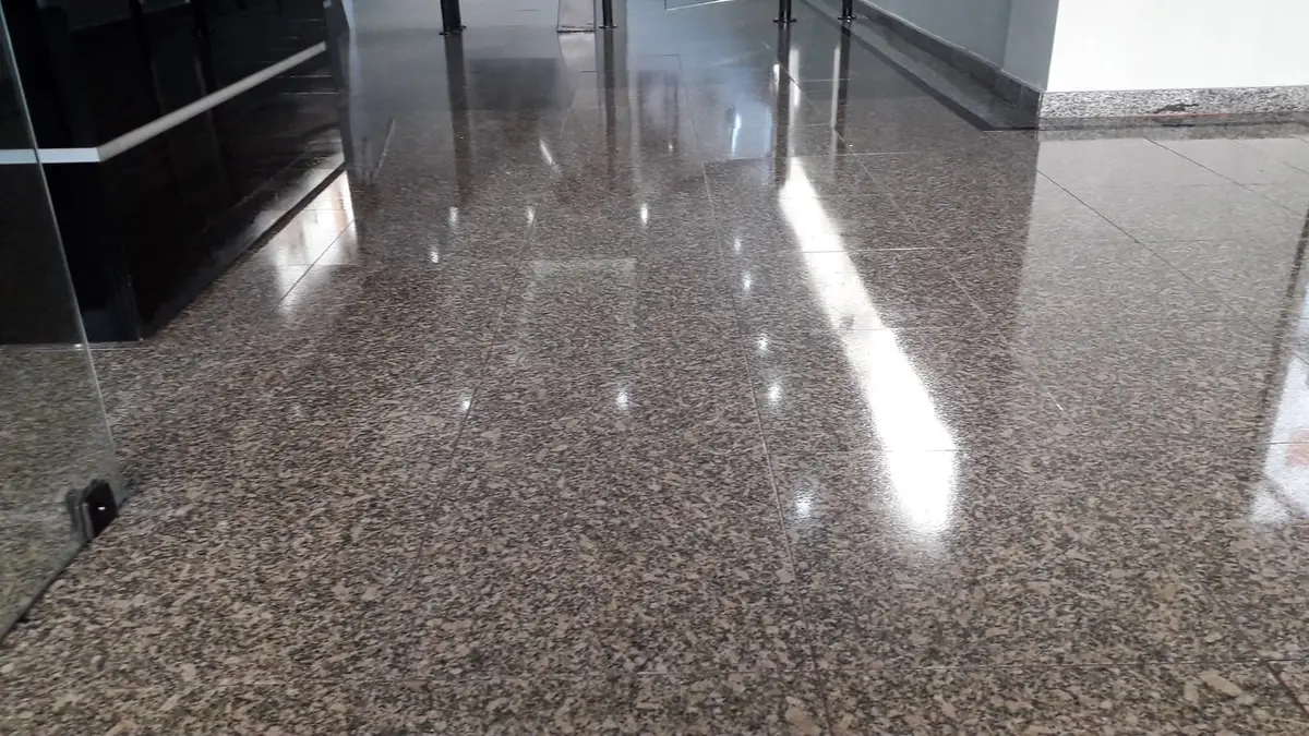 Hall de edifício com Granilite polido em tom escuro