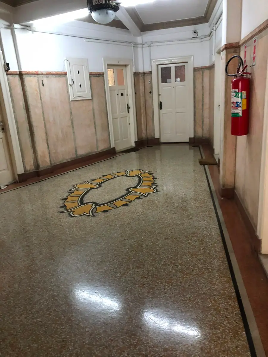Hall institucional em Granilite com medalhão decorativo no piso