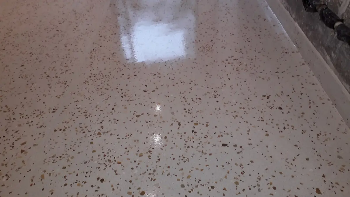 Hall com piso de Granilite polido e brilho espelhado