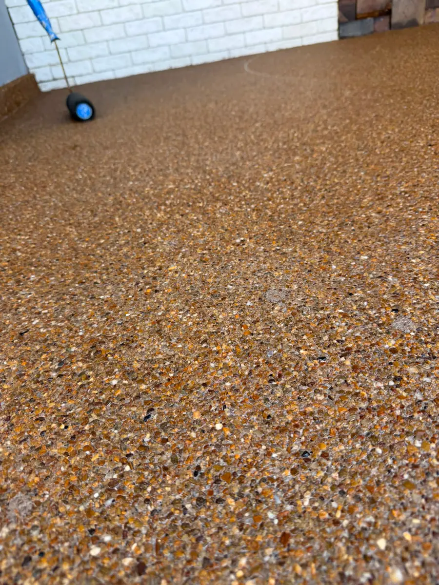Textura de Fulget com seixo rolado natural em tons âmbar